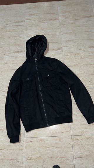 Cazadora negra con capucha Talla S
