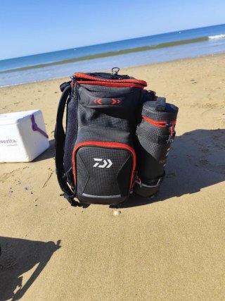 Mochila Daiwa Tournament Negra y Roja