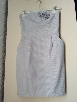 Vestido elegante gris y blanco con rayas finas