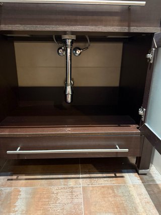 Mueble baño con lavabo, grifo y espejo