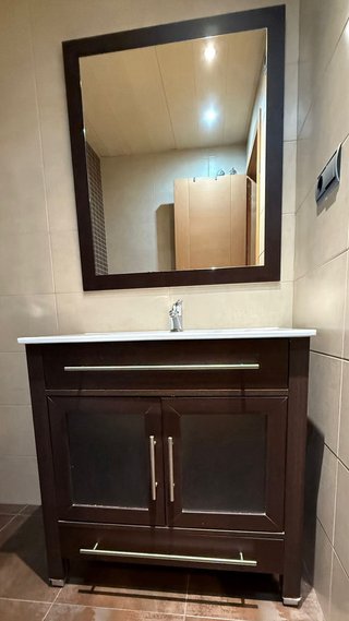Mueble baño con lavabo, grifo y espejo