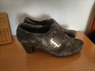 Zapatos de tacón ante mujer
