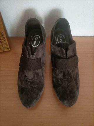 Zapatos de tacón ante mujer