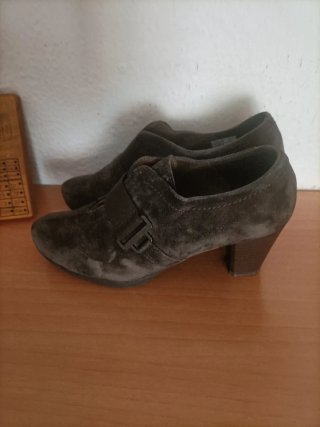 Zapatos de tacón ante mujer