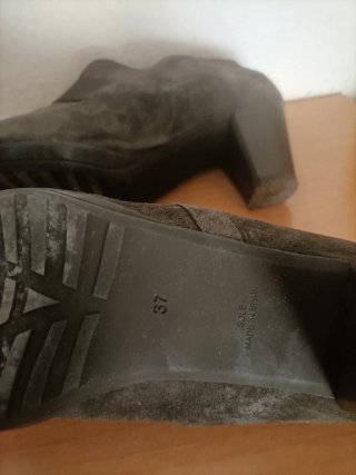 Zapatos de tacón ante mujer