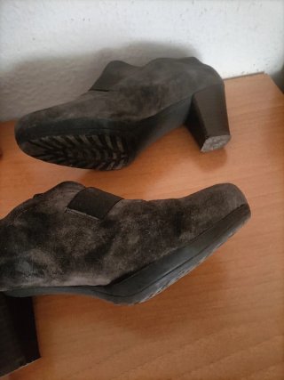 Zapatos de tacón ante mujer