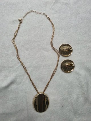 Conjunto de bisutería dorada