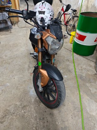 Keeway Moto Naked Negra y Marrón