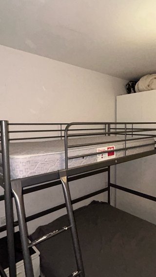 Letto a castello in metallo grigio scuro