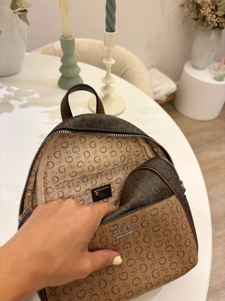 Mochila Guess Pequeña Marrón y Beige.