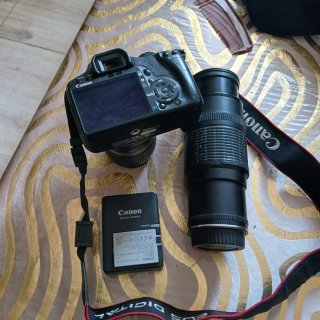 Cámara Canon con objetivo y cargador