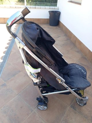Carrito de bebé amplio y resistente.
