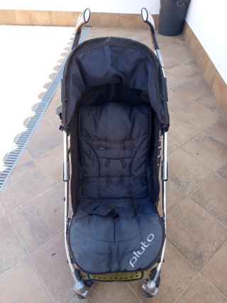 Carrito de bebé amplio y resistente.