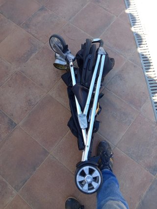 Carrito de bebé amplio y resistente.