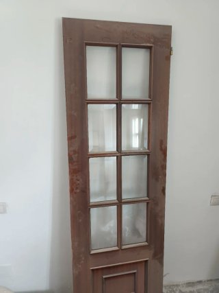 Puerta de madera con cristales