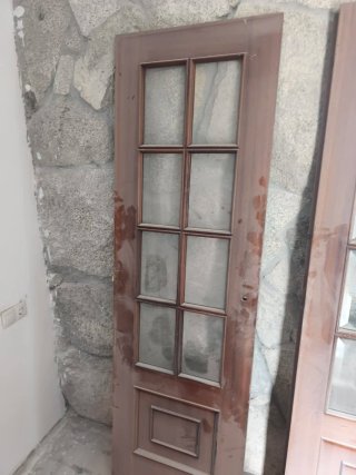 Puerta de madera con cristales