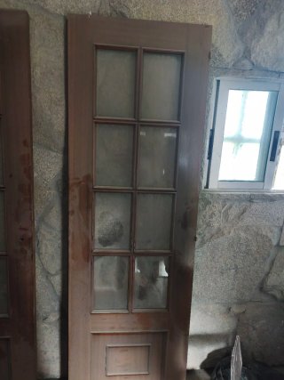 Puerta de madera con cristales