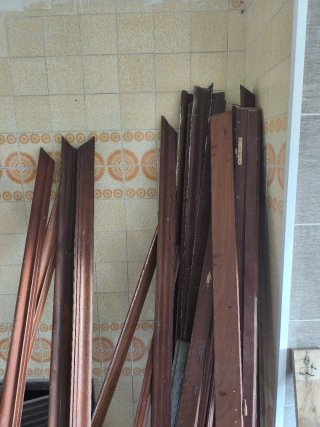 Puerta de madera con cristales
