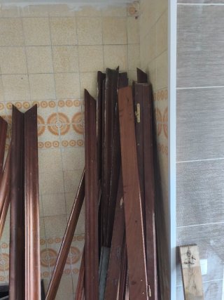 Puerta de madera con cristales