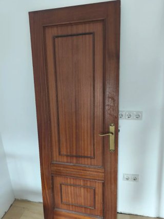 Puerta de madera con cristales