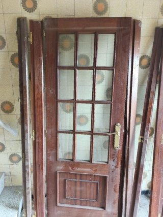 Puerta de madera con cristales