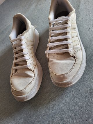 Sapatilhas Adidas bege e brancas