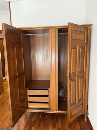 Armario de madera maciza estilo clásico o rústico