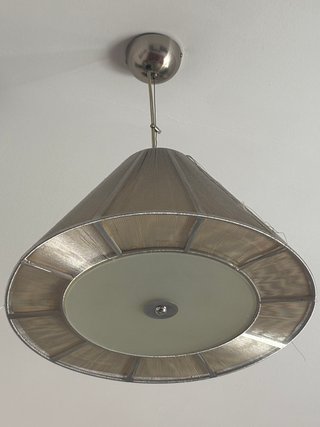 Lámpara gris plata de sala de estar. Buen estado.
