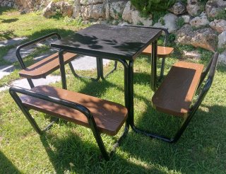Mesa de jardín con bancos de madera y metal