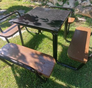 Mesa de jardín con bancos de madera y metal