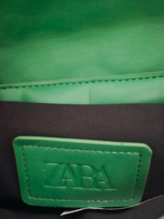 Bolso verde Zara con cadena dorada