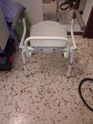 silla inodoro portátil (cómoda) diseñada para per
