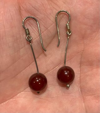 Pendientes largos bolitas rojas y plata