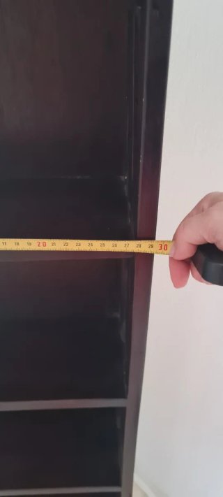 Estantería de madera maciza oscura
