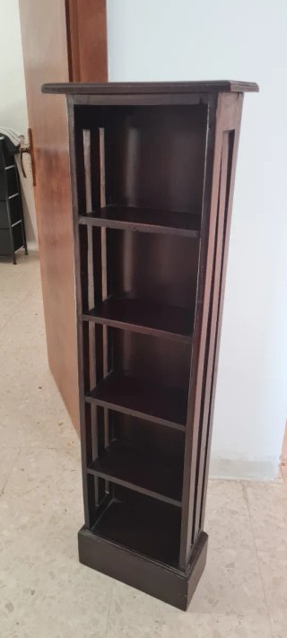 Estantería de madera maciza oscura