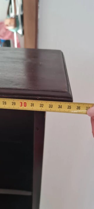 Estantería de madera maciza oscura