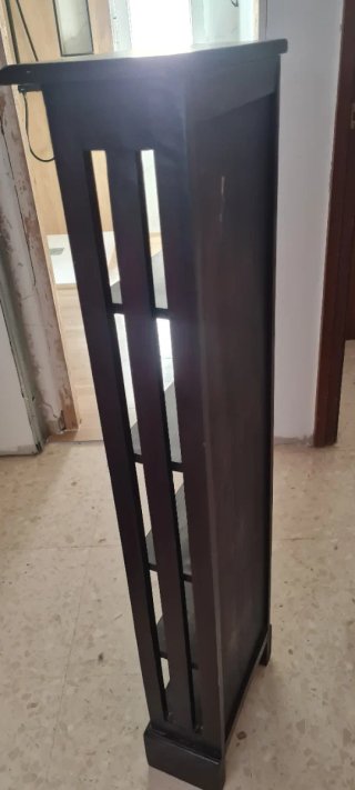 Estantería de madera maciza oscura