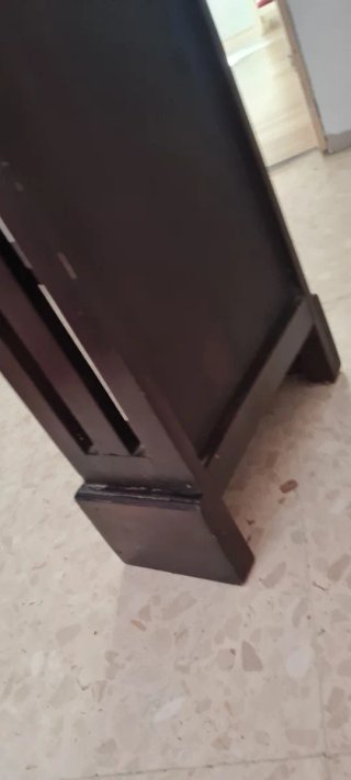 Estantería de madera maciza oscura