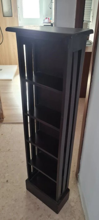 Estantería de madera maciza oscura