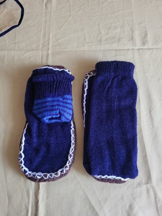 Pantufas Novas Azuis e Castanhas