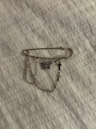 Broches plateados con cadenas y dijes