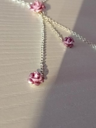 Collar con colgante de rosas
