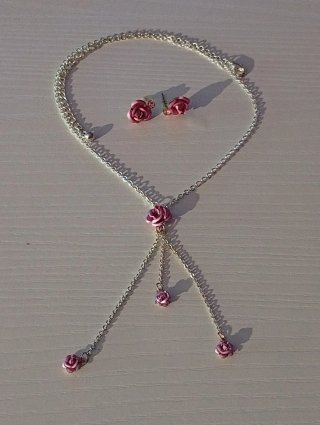 Collar con colgante de rosas