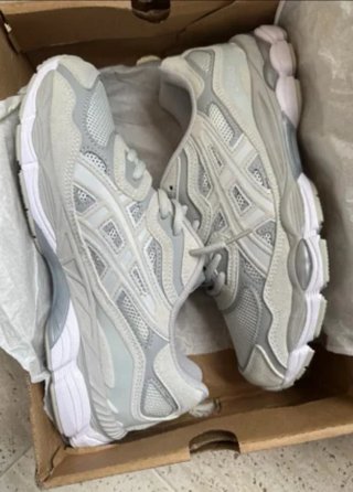 Zapatillas Asics Grises y Blancas