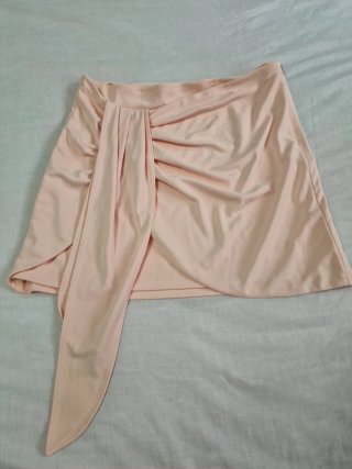 Falda rosa drapeada