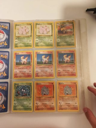 Álbum de cartas Pokémon Base Set y Jungle 1999
