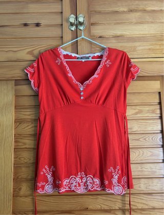 Camiseta roja con bordado blanco