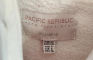 Sudadera con capucha blanca y estampado