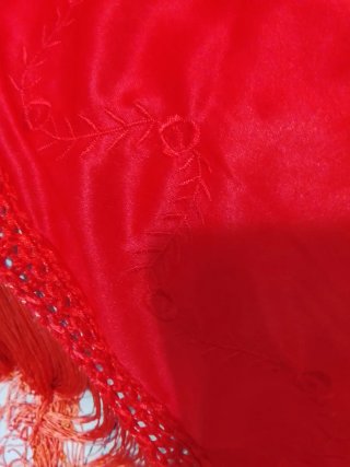 1 Mantoncillos bordados sin estrenar y otro rojo