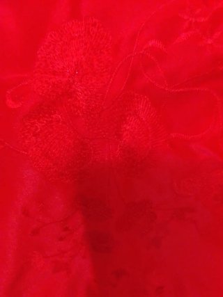 1 Mantoncillos bordados sin estrenar y otro rojo